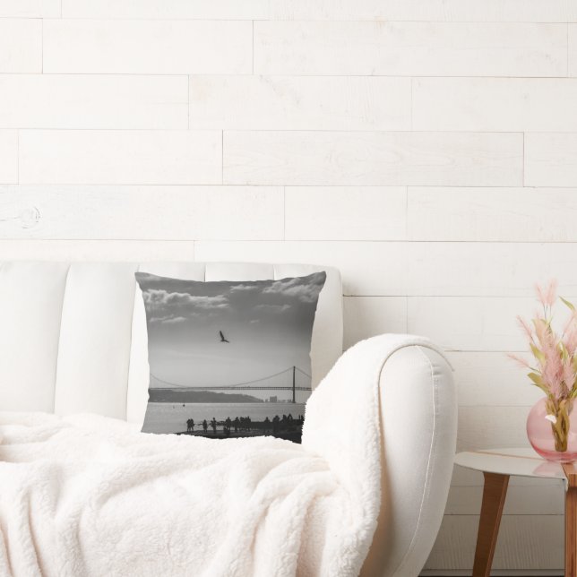 Almofada Ponte de suspensão em Lisboa - Foto em preto e bra (Sofá)
