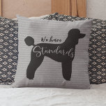 Almofada Poodle Padrão Temos Silhouette Cachorro Padrão<br><div class="desc">Você tem Padrões? Adicione um toque de charme canino à sua casa com este travesseiro decorativo quadrado com uma silhueta preta de um Poodle Padrão. Faz um presente perfeito para o purista de poodle. Visite o Doodle World de Jenn para uma decoração ainda mais original do amante do cão.</div>