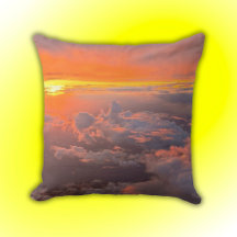 Pôr do sol através das nuvens laranja e amarelo |