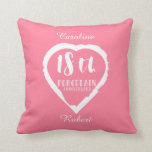 Almofada Porcelana tradicional do 18º aniversário de casame<br><div class="desc">Se você quiser alguma ajuda para personalizar este design,  entre em contato comigo,  há um botão para perguntar a este designer,  logo abaixo deste texto. Um design de pincel romântico para pessoas celebrando 18 anos de casamento. Porcelana é o presente tradicional para esta ocasião.</div>