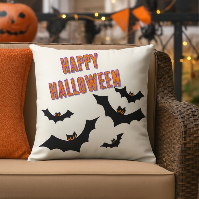 Almofada Porco de morcegos de Halloween / Paciência (The outdoor pillow features a bold “Happy Halloween” design with jagged-winged bats )