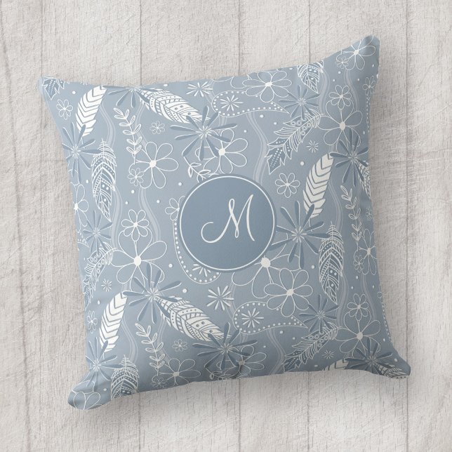 Almofada posty blue boho plenas flores plenas plenas monogr (Boho doodle pattern on dusty blue pillow with custom monogram)