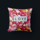 Almofada Presente Colorido de Doces para Celebração de Casa<br><div class="desc">Abrace a doçura do seu grande dia com esta estética de coração de doce. Para aqueles que amam vibrações de casamento modernas e doces românticos,  este design oferece uma maneira vibrante de comemorar sua união especial e alegria compartilhada.</div>