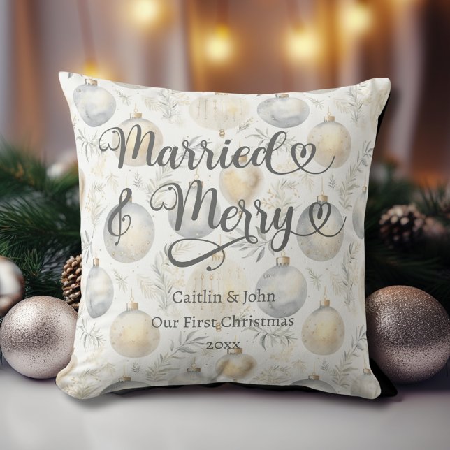 Almofada Presente de 1º Natal Casados Recém-Casados Ornamen (Married & Merry Newlyweds 1st Christmas Pillow with gold and platinum ornaments, couple names, date.)