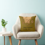 Almofada Presente de Aniversário para Casal Boho<br><div class="desc">Celebre o amor duradouro com esta almofada romântica em estilo Boêmio com mãos entrelaçadas com alianças,  rodeadas por corações e detalhes florais. Um presente perfeito de aniversário de casamento para casais. Adicione nomes personalizados para criar uma lembrança significativa para a decoração da casa e momentos especiais.</div>