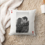 Almofada Presente de Casal de Cartas de Baralho Foto Amor R<br><div class="desc">Um cobertor personalizado de cartas de baralho com fotos de casal único que pode ser personalizado com as iniciais do casal. Uma carta de baralho com coração com design de foto e iniciais personalizadas, ideal para presentes de casamento, presentes de aniversário, presentes do Dia dos Namorados, etc. Personalize esta foto...</div>