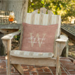Almofada Presente de casamento com monograma em linho Terra<br><div class="desc">Presente de casamento rústico e moderno, almofada exterior com efeito de linho tecido terracota com o seu texto em caligrafia manuscrita branca e o seu monograma em tipografia dourada elegante. Basta adicionar os seus nomes, monograma e data de casamento. Ótimo presente para um casal recém-casado. Exclusivamente desenhado para si pelo...</div>