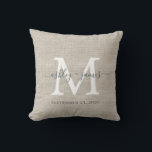 Almofada Presente de casamento em linho bege com monograma<br><div class="desc">Elegante almofada de efeito de linho bege tecido para presente de casamento com o seu texto em cinza escuro em caligrafia manuscrita chic. Basta adicionar os seus nomes, monograma e data de casamento. Ótimo presente para um casal recém-casado. Exclusivamente desenhado para si pelo Happy Dolphin Studio. Se precisar de ajuda...</div>