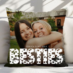 Almofada Presente de Foto para Besties Modernas<br><div class="desc">O Travesseiro decorativo de presentes de fotos da Tipografia dos Corações Modernos é um cúmplice e acessório caseiro personalizado, celebrando o vínculo inseparável entre os melhores amigos. Apresentando um elegante texto de script moderno e um espaço de fotos personalizável, este travesseiro permite mostrar uma memória favorita com sua bestie. Feito...</div>