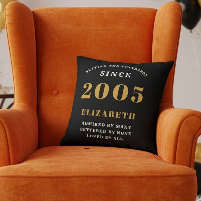 Almofada Presente Personalizado de 21 Anos de Idade 2005 Pr (2005 throw pillow in an orange chair)