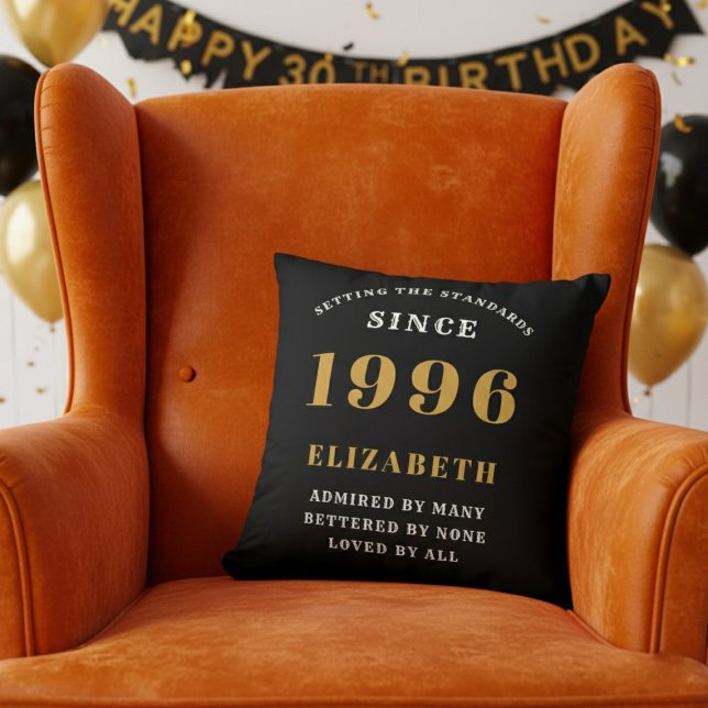 Almofada Presente Personalizado de 30 Anos 1996 Preto Doura (1996 throw pillow in orange chair.)