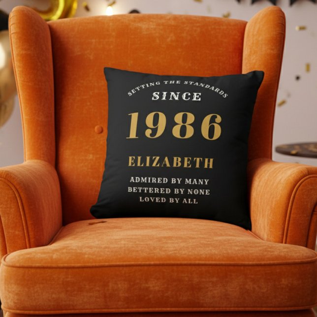 Almofada Presente Personalizado de 40º Aniversário 1986 Pre (1986 personalized throw pillow on orange chair)
