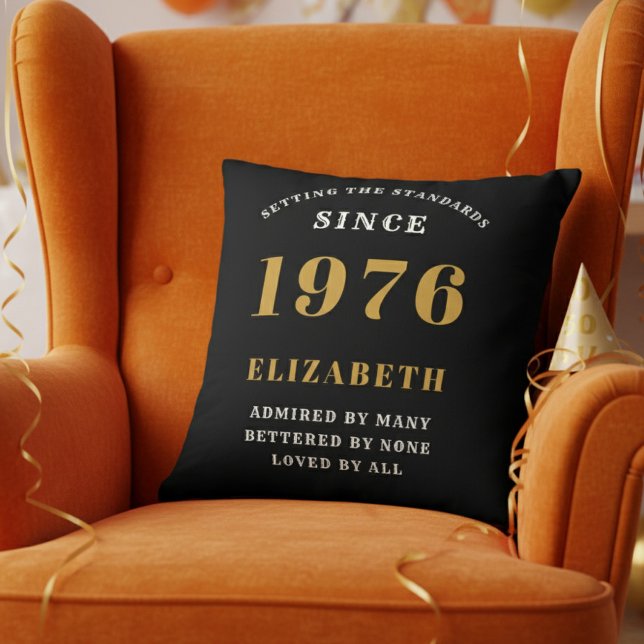Almofada Presente Personalizado de 50 Anos de Idade 1976 Pr (Personalized 50th birthday pillow on a vibrant orange velvet wingback chair)