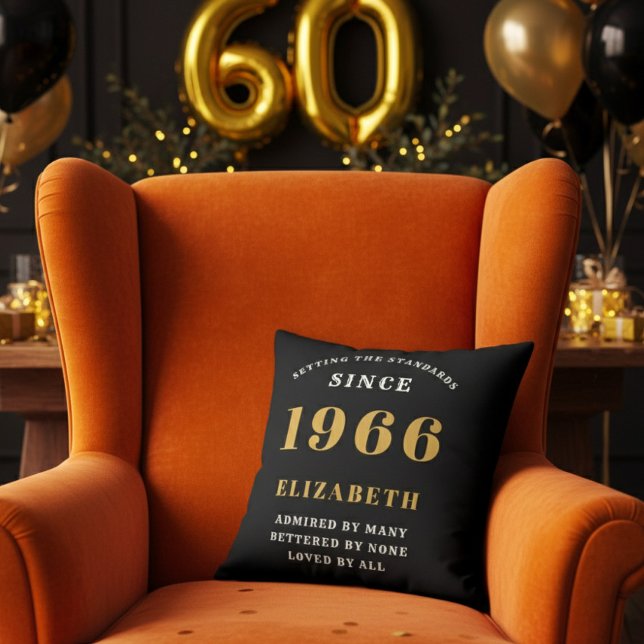 Almofada Presente Personalizado de 60 Anos de Idade 1966 Pr (A personalized black pillow on a vibrant orange velvet wingback armchair )