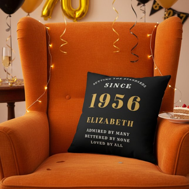 Almofada Presente Personalizado de 70 Anos de Idade 1956 Pr (Personalized 70th birthday throw pillow on an orange velvet wingback chair)