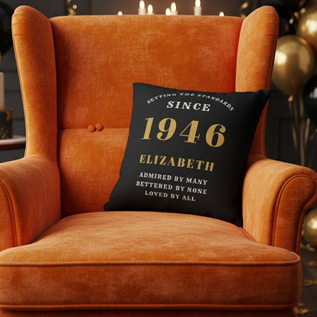 Almofada Presente Personalizado de 80 Anos de Idade 1946 Pr (A vibrant orange velvet wingback armchair with a black throw pillow for an 80th birthday celebration)