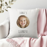 Almofada Presente personalizado do vovô | Face do neto pers<br><div class="desc">Dê ao vovô um presente acolhedor e sincero com este travesseiro personalizado com a foto do rosto do seu neto! Perfeito para aniversários, feriados, ou qualquer ocasião especial, este travesseiro personalizado é uma manutenção significativa que combina conforto e amor. Celebrar memórias prezadas com um presente monótono que o vovô vai...</div>