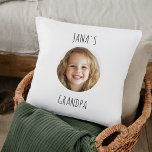Almofada Presente personalizado do vovô | Face do neto pers<br><div class="desc">Dê ao vovô um presente acolhedor e sincero com este travesseiro personalizado com a foto do rosto do seu neto! Perfeito para aniversários, feriados, ou qualquer ocasião especial, este travesseiro personalizado é uma manutenção significativa que combina conforto e amor. Celebrar memórias prezadas com um presente monótono que o vovô vai...</div>