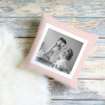 Almofada Presente Simples de Foto da Família Moderna Pastel<br><div class="desc">Presente Simples de Foto da Família Moderna Pastel Rosa</div>