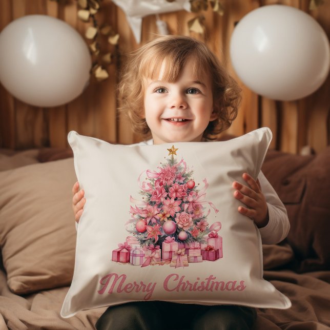 Almofada Presentes de árvore de Natal rosa de Natal  (Cute pink Christmas tree "Merry Christmas" decorator pillow.)