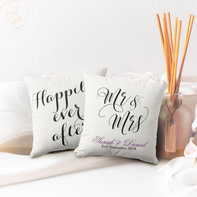 Almofada Preto Branco Sr. & Sra. Travesseiro de Casamento K (Mr and Mrs wedding keepsake pillow, happily ever after design By TheDesignsEnchanted)