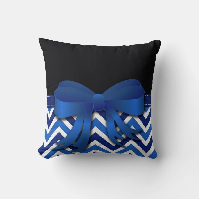 Almofada Preto com Chevron Azul e Branco e Laço Azul (Frente)