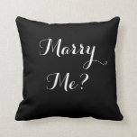 Almofada Preto e branco case-me monogramas do travesseiro<br><div class="desc">Propor com um travesseiro que pode se manter para sempre! Um lado manda a pergunta "casar-me? ",  e o outro lado é onde você pode personalizar seus monogramas das iniciais. Mostrado aqui em preto e branco mas pode ser personalizado com toda a cor que você quiser.</div>