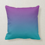 Almofada "Profundamente - roxo e cerceta Ombre"<br><div class="desc">"Profundamente - roxo e travesseiro decorativo de Ombre da cerceta"</div>