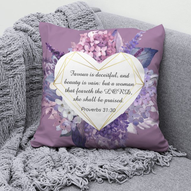 Almofada Provérbios 31 Bíblia Citando coração floral roxo (Proverbs 31 Throw Pillow)