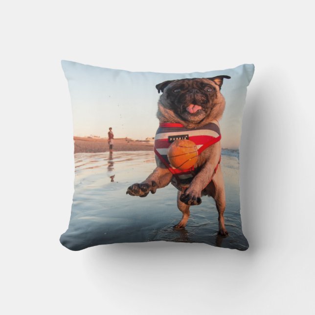 Almofada Pug Playing Ball on Beach (Frente)