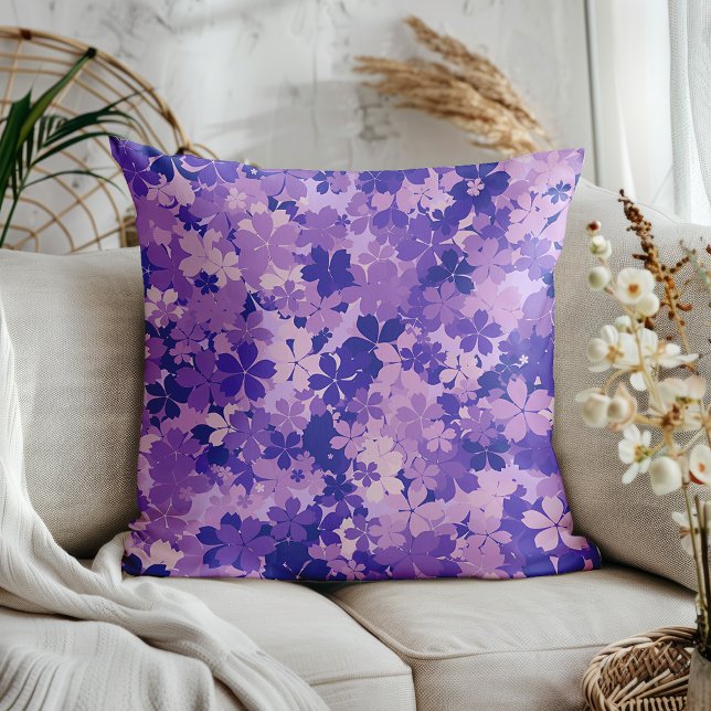 Almofada Púrpura Floral Elegante Violeta Padrão de Flor (Beautifully layered design of violet, lavender, and plum blossoms. )