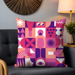 Almofada Púrpura Retrorna Padrão Bauhaus<br><div class="desc">Travesseiros decorativos de padrão de vinho roxo cor-de-rosa retro Bauhaus apresenta um padrão de vinho vintage em rosa,  roxo e branco. Presentes perfeitos para amantes de vinho para aniversários,  comemorações,  obrigado de presentes,  Dia de as mães,  Natal e embrulho de presentes de Natal. Criado por feriados Evco www.zazzle.com/store/evcoholidays</div>