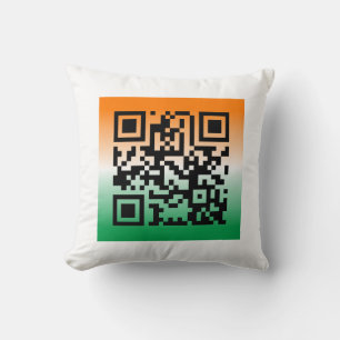 Almofada QR Code® dizendo: RUAS FELIZES. DIA DE PATRICK