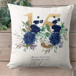 Almofada Quinceanera Blue Rosa Floral Número 15<br><div class="desc">Travesseiro personalizado de aniversário de 15 - belo presente de guardiã para celebrar a Quinceañera de uma jovem especial. O design tem um número de ouro 15 adornado com lindos rosa azuis florescentes, verde e folhagem. A modelo está pronta para você se personalizar, com o nome e a data de...</div>