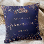 Almofada Quinceanera blue rosa gold tiara name script<br><div class="desc">Para uma elegante Quinceañera,  15. Uma cor azul na moda,  a cor azul é irregular. Decorado com rosa dourado falso poeira brilhante,  uma coroa de tiara. Personalize e adicione um nome,  idade e data. Quinceañera é escrita com um estilo moderno,  escrito à mão,  com traços.</div>