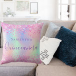 Almofada Quinceanera blush roxo, cor-de-rosa holográfico<br><div class="desc">Um fundo tenso e arco-íris colorido com cores pastel unicórnio e arco-íris em cor rosa-claro,  roxo,  rosa ouro,  verde-menta. Decorado com poeira falsa,  confete. Personalize e adicione um nome,  escrito com um moderno script de estilo escrito à mão. Letras cor púrpura.</div>
