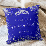 Almofada Quinceanera nome da tiara azul real da cinta prate<br><div class="desc">Para uma elegante Quinceañera,  15. Uma cor azul-real de fundo. Decorado com pó falso de cinza prateada,  uma coroa de tiara. Personalize e adicione um nome,  idade e data. Quinceañera é escrita com um estilo moderno,  escrito à mão,  com traços.</div>