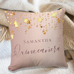 Almofada Quinceanera rosa dourada nome das estrelas cintila<br><div class="desc">Um travesseiro para uma sala de Quinceañera,  com 15 anos de idade. Um fundo rosa de ouro falso com estrelas cintilantes ouros elegantes. O texto: Quinceañera é escrito em ouro rosa escuro com um grande estilo escrito à mão moderno. Tempate por um nome.</div>