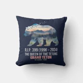 Almofada R.I.P. 399 (1996-2024) Rainha do Urso dos Tetos