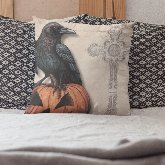 Almofada Raven no Jack O Lanterna | Vitoriano Estilado (Raven on Jack o Lantern with faded spooky cross throw pillow for Halloween and scary decor. )