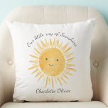 Almofada Ray Personalizado Da Enfermeira Sunshine<br><div class="desc">Este lindo travesseiro apresenta um sol sorridente amarelo e o texto "Nosso Pequeno Raio de Sol" na tipografia da na moda. Facilmente personalizável faz um presente de excelente para o berçário de um bebê. Original Watercolor © Michele Davies.</div>