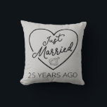 Almofada Recem casados 25 Anos Atrás III<br><div class="desc">Design bonito, perfeito para qualquer um que está casado há 25 anos e para uma cerimônia de renovação do voto de casamento. Ele faz um excelente combinando roupa para casais! recem casados 25 Anos Atrás, citação de um casal que se casou há 25 anos ou casal renovando votos de casamento...</div>