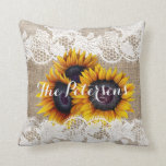 Almofada Recém-casados de salto de caserno de girassóis<br><div class="desc">Casal de casamento russo elegante na moda, ideia personalizada de presente feita de um travesseiro decorativo em uma burlap (burlap) bege faux com belos buquês de girassol de ouro amarelo e bordas brancas de rendas em ambos os rostos. Fácil de personalizar com o novo nome da família na frente e...</div>