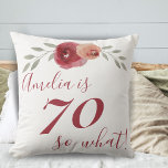 Almofada Red OrangRosa Watercolor Floral 70 Aniversário<br><div class="desc">Travesseiro decorativo de Aniversário com Rosa de de Aquarela Floral com 70 Vermelho. Travesseiro de aniversário de 70 Floral para ela. Rosas de aquarelas e galhos em cores vermelha e laranja. Personalize o travesseiro com seu nome e sua idade.</div>