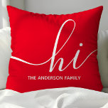 Almofada Red Script Hi Personalizado<br><div class="desc">Bem-vindos convidados com um toque quente e na moda usando este travesseiro decorativo personalizado. Com um moderno script "hi" e um nome de família personalizável,  este travesseiro vermelho complementa vários estilos de decoração residencial. Perfeito por adicionar um toque pessoal à sua sala de estar ou ao seu quarto.</div>