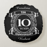 Almofada Redonda 10º aniversário de casamento<br><div class="desc">Seu décimo aniversário de casamento tem o dom tradicional. Este design de estilo crest é um design romântico para casais que celebram 10 anos de casamento. Se você quiser alguma ajuda para personalizar este design, por favor, entre em contato comigo, eles podem pedir a este botão do designer, logo abaixo...</div>