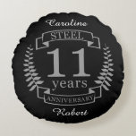 Almofada Redonda 11 anos de casamento do aço<br><div class="desc">Uma design para celebrar 11 anos de casamento. Este design tem uma cinza (aço) de design de louros colorida sobre um fundo preto. O aço é o presente tradicional para esta ocasião. O texto diz: Aniversário de 11 anos de Steel. Uma design romântica para comemorar seu 11 ano de casamento....</div>