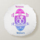 Almofada Redonda 12 anos de aniversário tradicional do casamento da<br><div class="desc">Você pode personalizar os nomes de marido e esposa. Se você quiser ajuda para personalizar este design, por favor, sinta-se à vontade para usar este botão de design, que está imediatamente abaixo deste texto. Um aniversário romântico de casamento projetado para pessoas celebrando 12 anos de casamento. Seda é o presente...</div>
