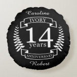 Almofada Redonda 14 anos de aniversário do casamento de Ivory<br><div class="desc">Uma design para celebrar 14 anos de casamento. Este design tem um design branco (marfim) de riso colorido em um fundo preto. A marfim é o presente tradicional para esta ocasião. O texto refere-se a Ivory, 14 anos de aniversário. Uma design romântica para comemorar seu 14 ano de casamento. Se...</div>