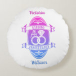 Almofada Redonda 16 Ano 16 aniversário de casamento<br><div class="desc">Você pode personalizar os nomes de marido e esposa. Se você quiser ajuda para personalizar este design, por favor, sinta-se à vontade para usar este botão de design, que está imediatamente abaixo deste texto. Um aniversário romântico de casamento projetado para pessoas comemorando 16 anos de casamento, um 16.º aniversário de...</div>